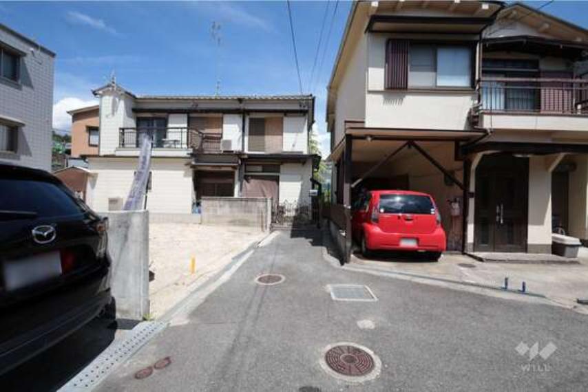 物件の東側前面道路（南側から）［2025年8月22日撮影］