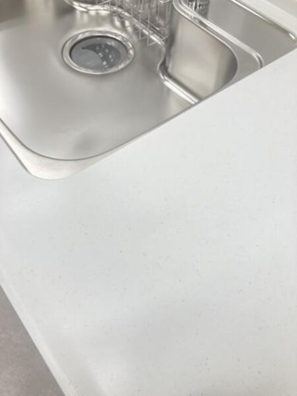 温もりや柔らかさを感じさせるなめらかな質感の人工大理石水アカが目立ちにくくお手入れがカンタン料理の時間も一層楽しくなります