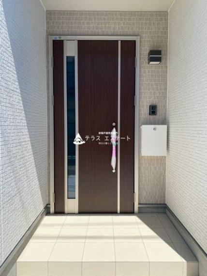 ■■玄関■■屋根付き玄関で雨の日も濡れずに出入り可能です。※写真は同一タイプまたは同一仕様。