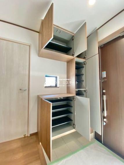 ■■シューズボックス■■天井まである収納は約40足収納可能です。※写真は同一タイプまたは同一仕様。