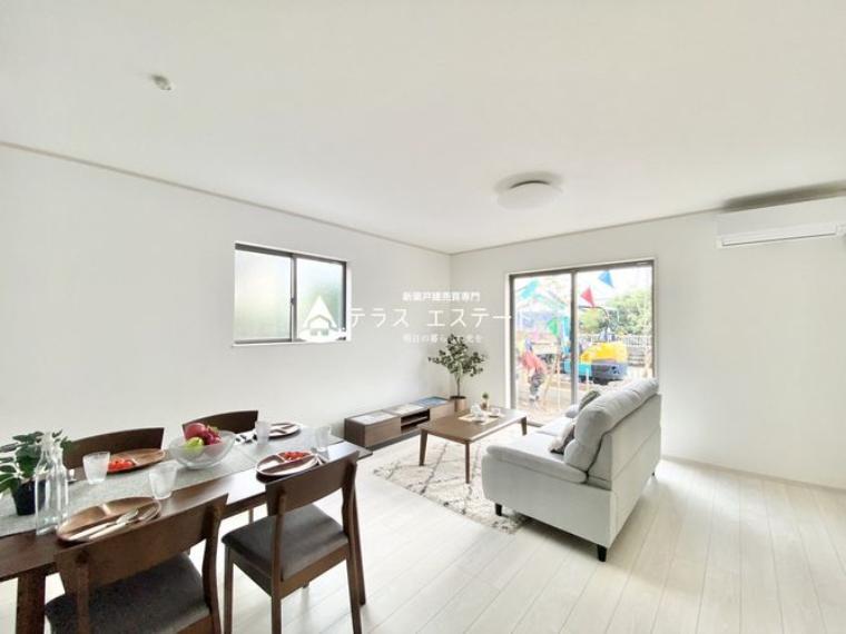 ■■明るいリビング■■日中は照明要らずです。※写真は同一タイプまたは同一仕様。家具無し