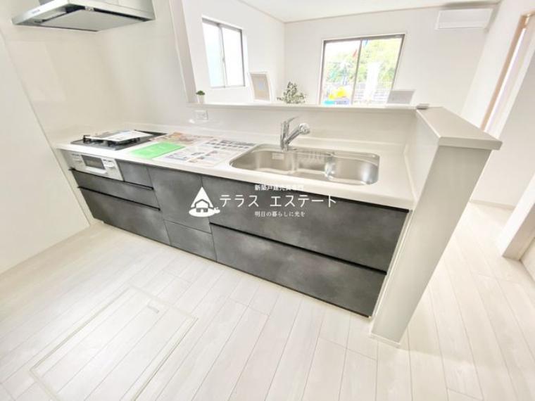 ■■広々キッチン■■ゆとりある空間で作業できます。※写真は同一タイプまたは同一仕様。