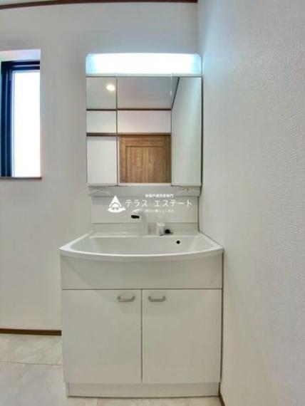 ■■洗面台■■女性に嬉しい3面鏡の洗面台です。※写真は同一タイプまたは同一仕様。