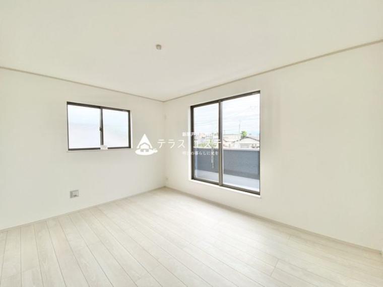 ■■メインベッドルーム■■大きなベッドを置いても十分な広さ。※写真は同一タイプまたは同一仕様。家具無