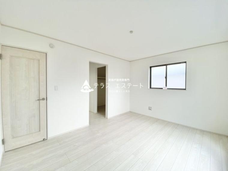 ■■メインベッドルーム■■全室収納付きでスッキリできます。※写真は同一タイプまたは同一仕様。