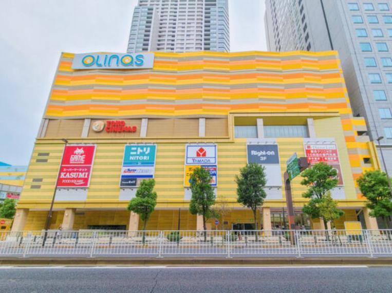 約100店舗の衣料品店や雑貨店カフェ・レストラン映画館などが入っている商業施設です(約1,345m)