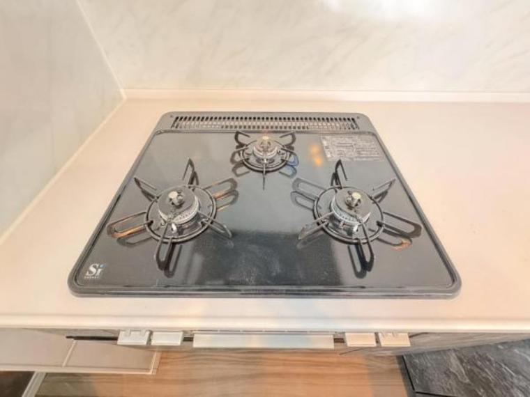 3口ガスコンロで同時に複数の調理を進められるため、調理時間が短縮できます。