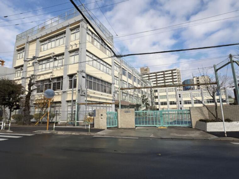 令和9年ごろまで改築のため旧桜田小に仮移転中です（約303m）