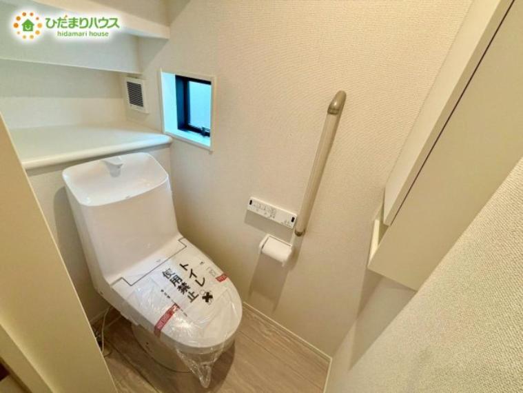 小窓が付いているので、トイレも明るい空間になっております