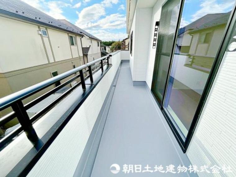 遮るものなくずっと良い陽当たり！洗濯物もたくさん干せる広々バルコニー