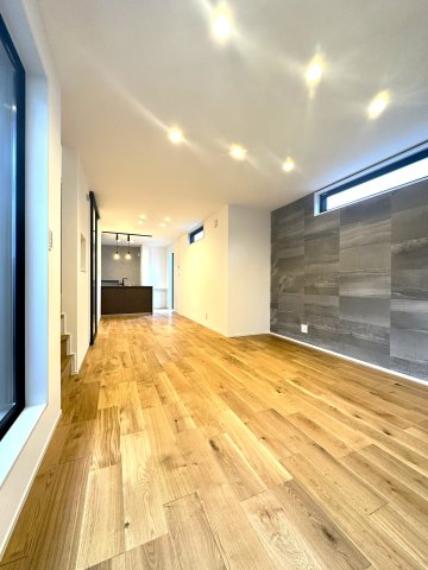 窓から差し込む柔らかな陽光が空間を優しく満たし、リビングに自然な広がりを生み出します。リビング北側壁一面と玄関横にエコカラットを施工。調湿・脱臭・有害物質低減効果で快適な空気環境を作り出してくれます。