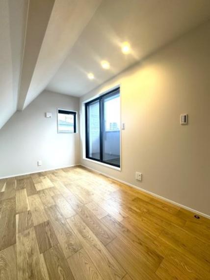 たっぷりの自然光が差し込む洋室で、家族とのくつろぎ時間がいっそう心地よく広がる空間へ。