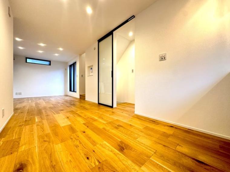 上質な素材感と光の広がりが調和する、ゆとりと洗練を兼ね備えたリビング空間。床材は朝日ウッドテックのプレミアム仕様を採用。無垢材のような質感と複合フローリングの安定性・メンテナンス性を両立。