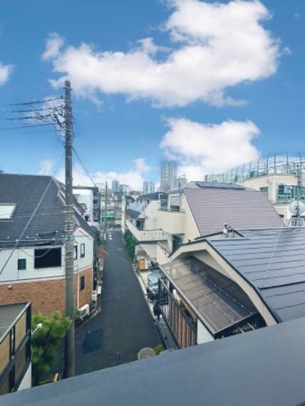 外の景色が、ただの風景ではなく“暮らしの一部”になる住まい。窓の向こうに広がる空や街並みが、毎日に彩りと深呼吸をくれる、そんな豊かさがここにはあります。