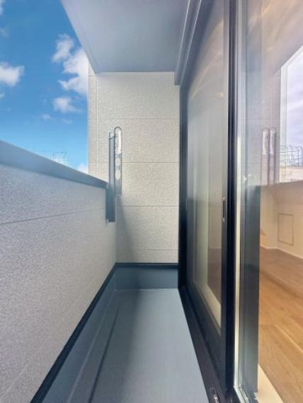 やわらかな風がそっと頬をなで、空の広がりが日常を包み込むバルコニー。朝の光に目を細めたり、夕暮れの空にひと息ついたり──心がほどけるひとときが、ここにはあります。