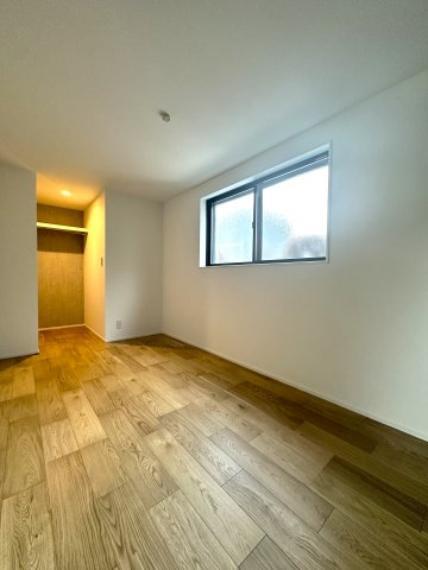 クローゼットを備えた機能的な洋室。収納力に優れ、すっきりと整った空間を保ちやすく、住まい全体の心地よさを高めてくれます。