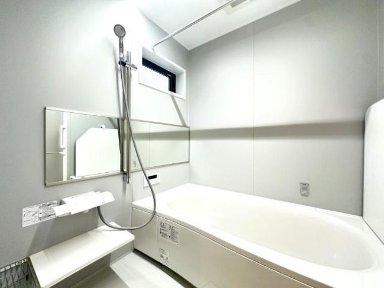 家族みんなの疲れをやさしく包み込む、広々とした癒しのバスルーム。ゆったりとくつろげる空間で、日々のストレスもすっと解きほぐされる、心身ともにリラックスできるひとときをお届けします。