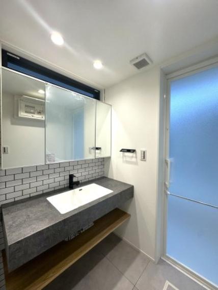 明るい洗面スペースは、使いやすさを徹底的に追求した設計です。忙しい朝も快適に自然と笑顔がこぼれる心地よいひとときを叶えます。毎日の身支度がスムーズに整う、家族みんなに優しい空間です。