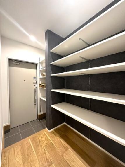 納戸:暮らしをすっきり整える豊富な収納スペースは、衣類から日用品まで余裕を持ってしまえ、いつも整った美しい住まいを保つことができます。快適な生活を支える頼もしい味方です。