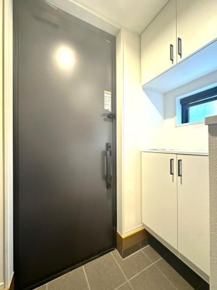 落ち着いたデザインと広々とした空間が調和する玄関は、住まう人を温かく迎え入れます。毎日の出発と帰宅を心地よく包み込み、日常に上質なひとときをもたらしてくれる場所です。