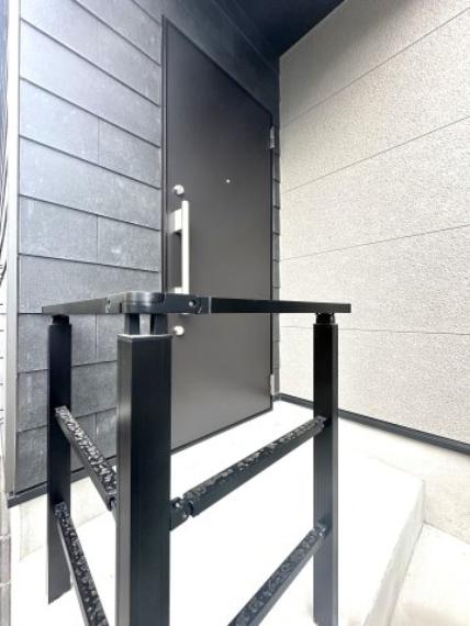 北側道路からも出入り可能な玄関・ホールを設け、利便性と動線にも配慮した作りになっています。