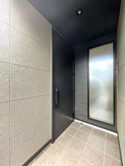 落ち着いた上質感あふれるエントランスが、家族の帰宅を温かく包み込みます。毎日の生活に安心感と特別な安らぎをもたらし、住まう方の心にゆとりと豊かさをもたらします。