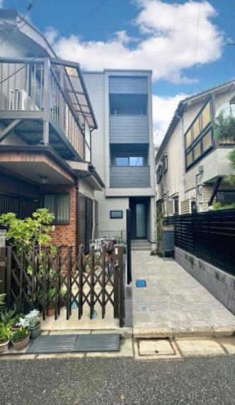 控えめながらも洗練されたフォルムが、街並みに自然と溶け込みます。ほどよい高さと落ち着きのある佇まいが、住まう人に安心感と静かな誇りをもたらします。