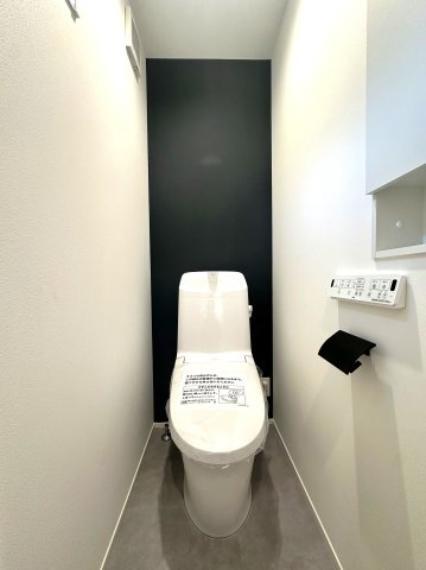最新設備を備えたトイレは、快適性とスタイリッシュさを兼ね備えた空間。清潔感のある美しい内装とすっきりとしたデザインが、暮らしに心地よさをプラス。清潔・快適・美しさが調和した、上質なトイレ空間です。