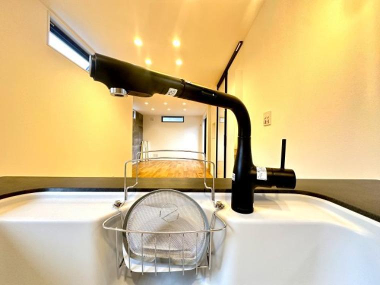 浄水機能付きの水栓は、安心でおいしい水がすぐ使える便利な設備。ハンドシャワーで使い勝手もよく、毎日の家事が快適になります。使い勝手と衛生面を両立した設計が、毎日の家事に小さな心地よさと楽しさをプラス。