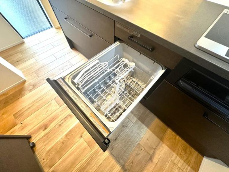 面倒な後片付けは食洗機におまかせ。空いた時間には、ソファでテレビを観ながらゆったりひと息。家事の負担を減らして、毎日に小さな余裕と心地よさをもたらします。