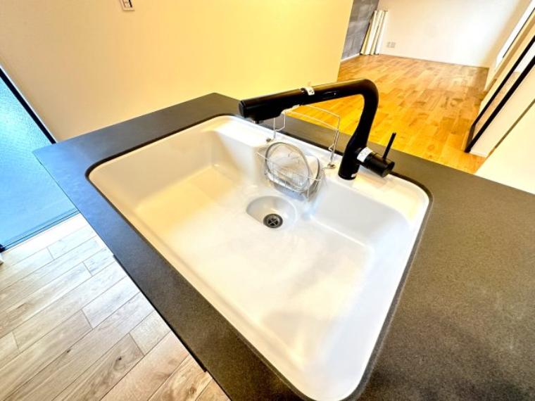 人工大理石のシンクは天板とシンクが同じ素材の為、つなぎ目がなく汚れにくい造りになっております。