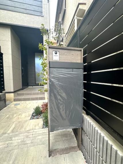 不在時でも荷物の受け取りができる宅配ボックス付きで、毎日がもっと便利に。