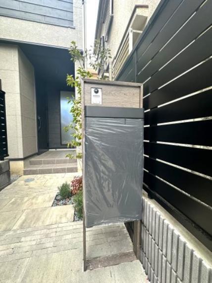 不在時でも荷物の受け取りができる宅配ボックス付きで、毎日がもっと便利に。