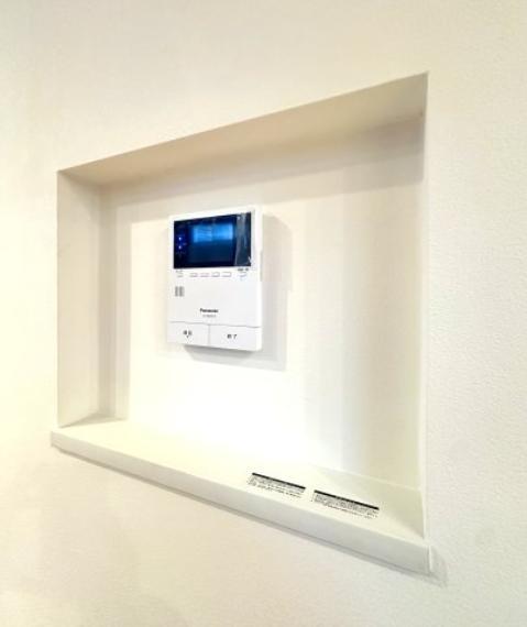 リビングから来訪者の姿をしっかり確認できるモニター付きインターホンは、防犯性はもちろん、急な来客にも安心して対応できる心強い設備。ご家族の安全と安心な暮らしをそっと支えてくれます。