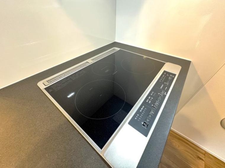 フラットな天板が美しく、いつでもクリーンなキッチンを保てるIHクッキングヒーター。家事を心地よく、丁寧にこなせる小さな贅沢です。