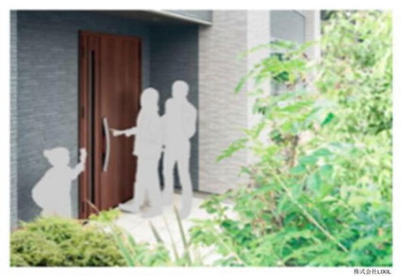 ドアのボタンを押してカードキーをかざすと上下2つのカギが自動で施解錠する2アクションスタイルですドアハンドルカラー形状は実際の仕様と異なる場合がございます