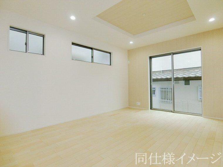\同仕様写真/天井の中央部分を周囲より一段高くとった折上天井です。開放感があり、部屋が広く感じます!