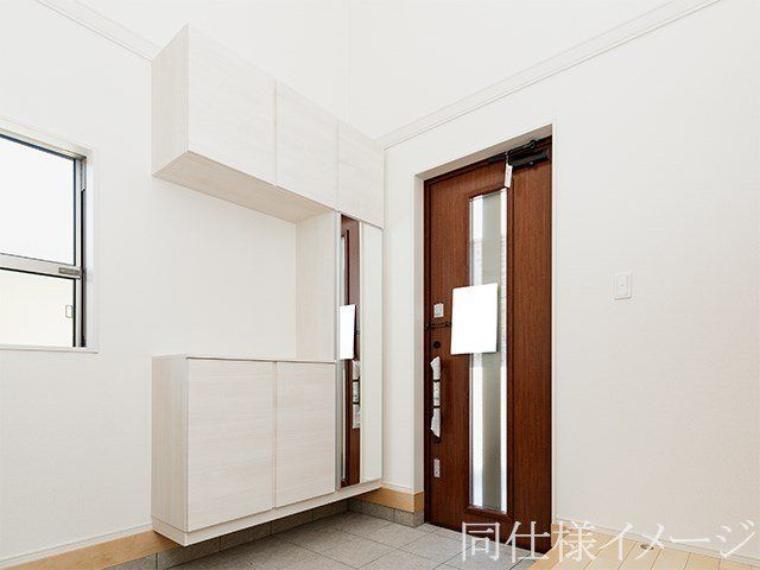 \同仕様写真/素敵なデザインの玄関ドアは、断熱性に優れた省エネ仕様