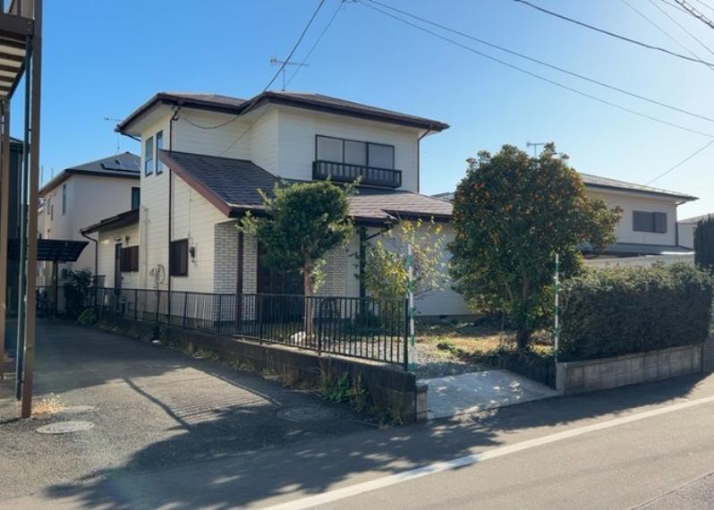 現地に行くなら、物件の周囲の地形がどうなっているかを見ることも大切です。周辺より低くなっている土地では、大雨などで水が集まりやすいため、地盤が弱くなっているということも考えられるため、注意が必要です。