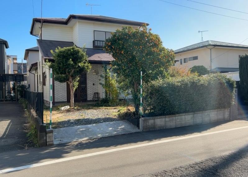 土地購入を検討されている場合、境界杭がない状態で購入してしまうと境界確定測量をする必要があり、費用がかかります。購入の前に、売主、隣土地所有者立ち合いのもと境界を確定し境界杭を設置するのがベストです。