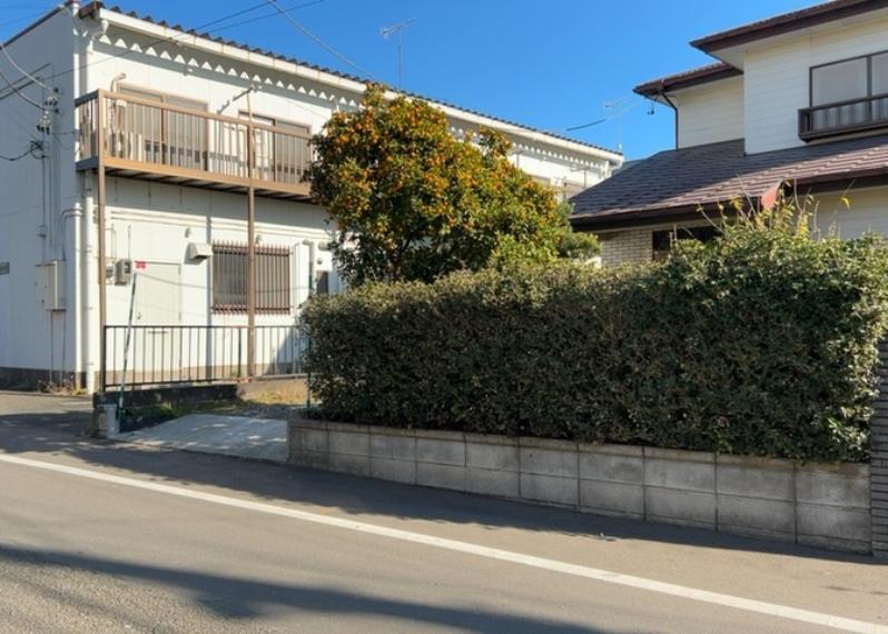 土地の面積=住宅面積ではありません。建ぺい率の問題などで、土地のある場所によって住宅を建てられる面積は限られています。高さもしかり、「土地」という言葉の中には、建築条件も含まれると考えておきましょう。