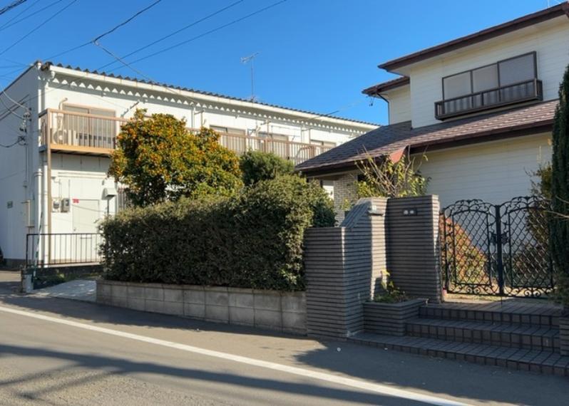 家を建てる場合、方位は要チェックです。現実的に日当たりのよい家ならばリビングは南側、建築基準法でも北側に当たる家への配慮は求められています。土地を見学に行く際は、方位磁針を持って行くようにしましょう。