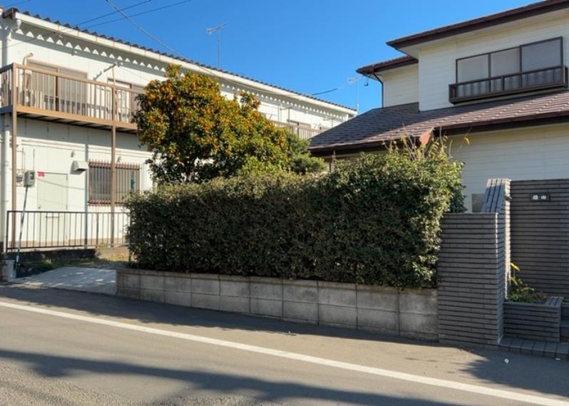 土地の前の道路に消火栓が設置されていることがあります。この場合、道路交通法第45条第1項により、駐車禁止の場所が指定されています。そのため、車庫などの駐車スペースをつくることができない場合があります。