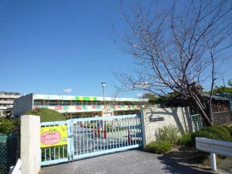 朝日こども園開所時間（8:30～17:00月～金）周辺には逢妻女川という小川が流れ「平芝公園」や「昆森公園」、「宮上公園」などがあります。近くの小中学生と交流することで年上の子どもに対して尊敬の念（約1,150m）