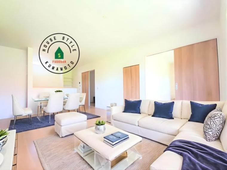 明るく開放的なリビングダイニングは豊かな陽光が注ぎ込み、やすらぎの空間を演出してくれます。ご家族で楽しいひとときをお過ごし下さい。※家具はCGを合成したものです。