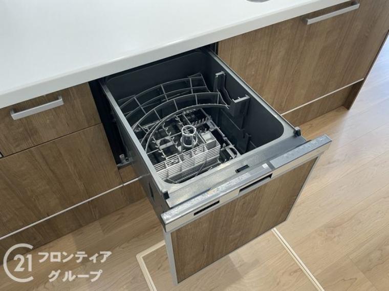 便利な食洗器を完備したキッチンで、家事の時間を短縮できます。毎日の食後の片付けが楽になり、家族との時間をもっと楽しめます！