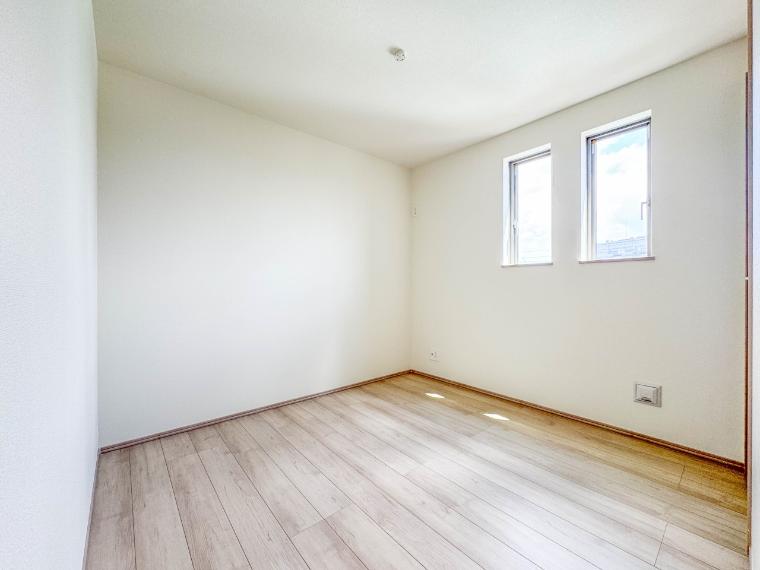 A号棟【子供部屋4.5帖】お子様のお部屋にぴったりなクロークを備えたフローリング仕様の洋室です。