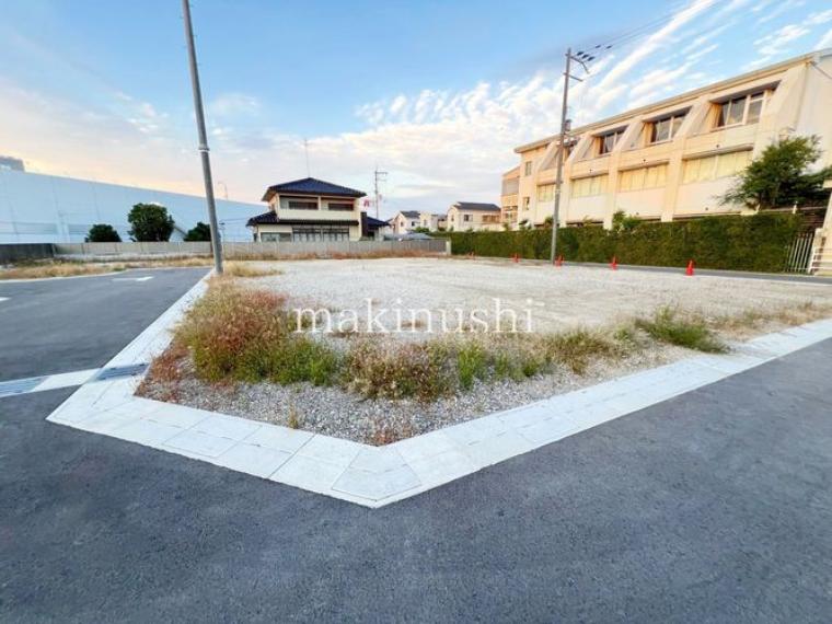 現況写真 ■全13区画の分譲地■1区画40坪オーバーです■建築条件無し■平坦地です■近隣には関西スーパーやホームセンター、コンビニエンスストアがあり生活便利な立地条件となっております■