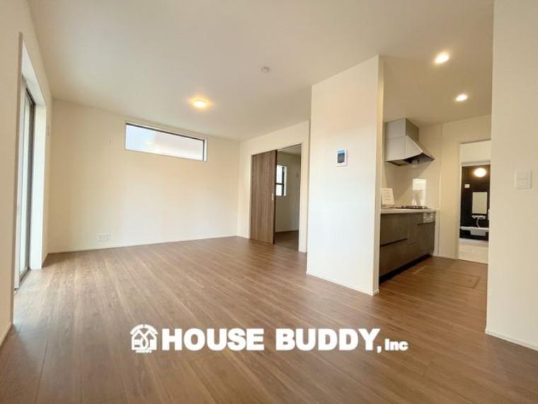 木目を活かしたフローリングが広がるリビングには、大きな窓から明るい光が入り込みます。