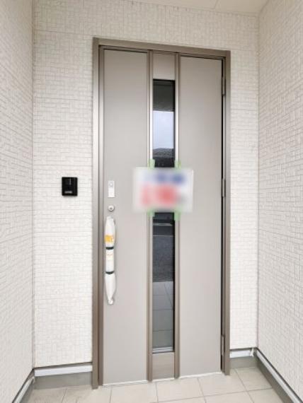 七五三の家族写真や母の日にもらった似顔絵、インテリアに合わないからと飾らないのはもったいない。何でもない共有スペースは思い出の美術館にして有効活用。